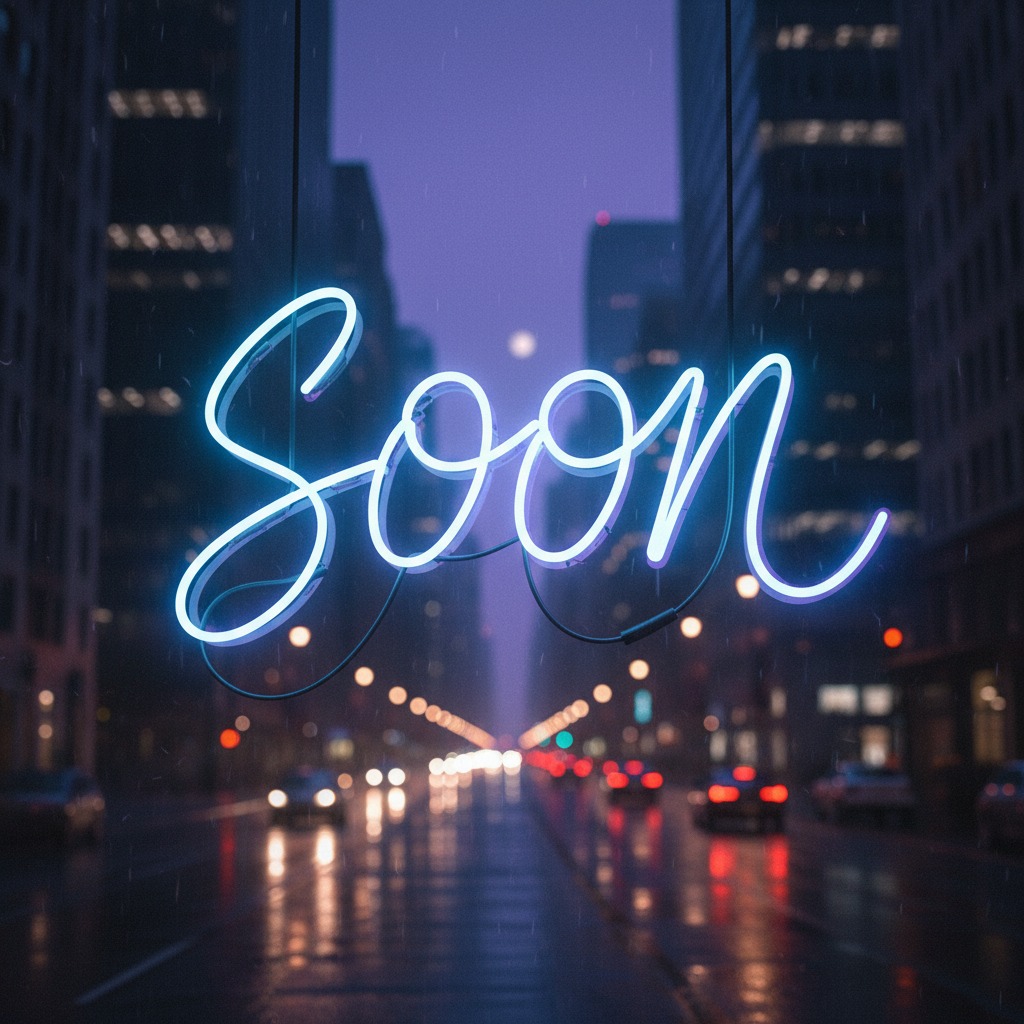 Jasnoniebieski neon z napisem „Soon” zawieszony nad deszczową ulicą miasta w nocy.
